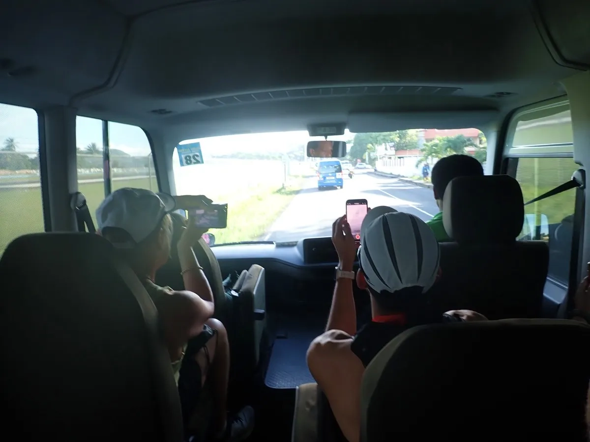 Eastern Caribbean Marathon Challenge: Fahrt zum Start mit Blaulichteskorte