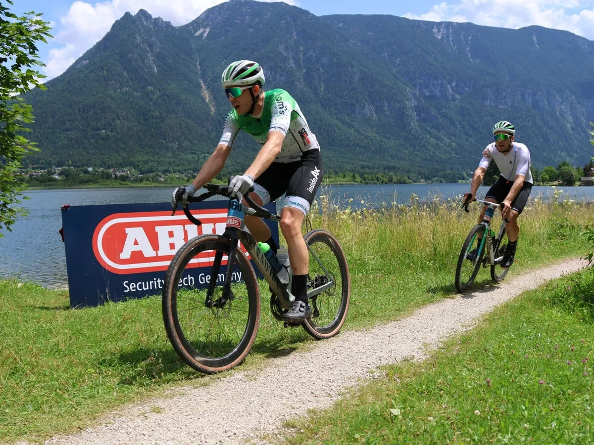 Der längste Gravelmarathon der Salzkammergut-Trophy geht über 93 Kilometer. Die Strecke verläuft auch entlang des Hallstättersee-Ufers.