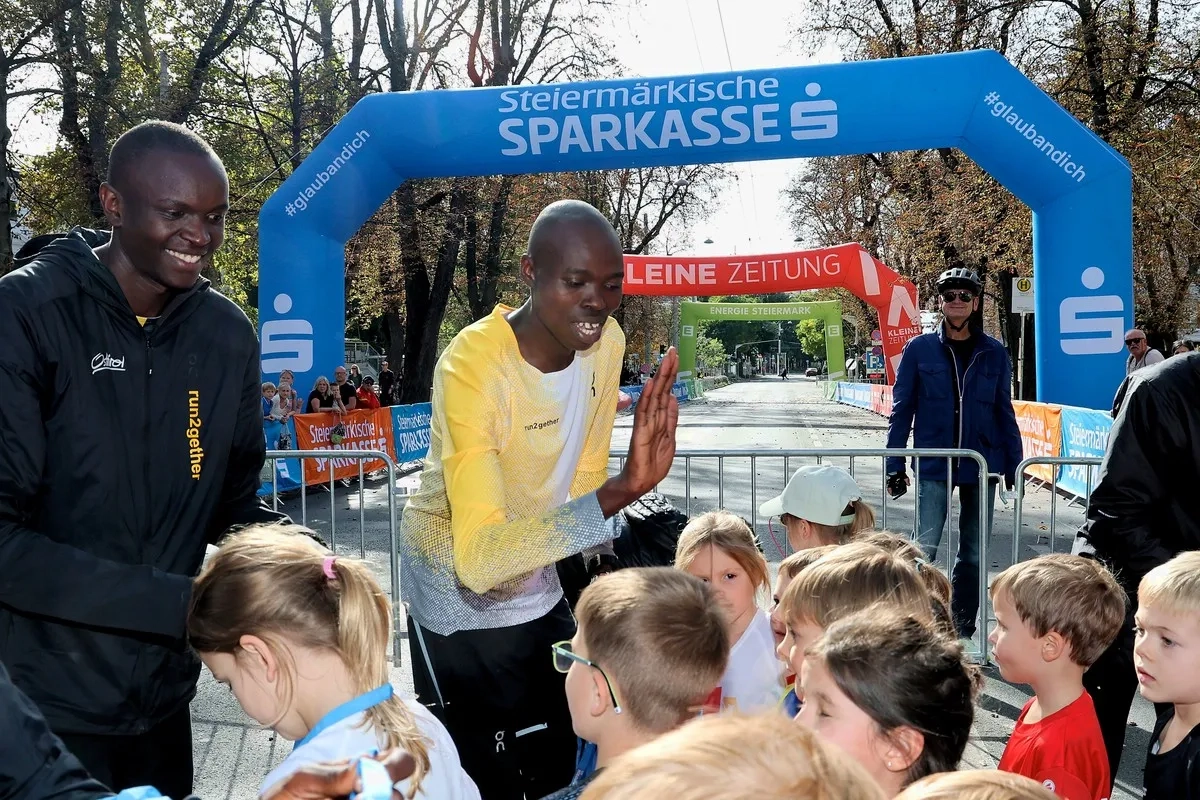 Graz Marathon 2025: Eliteläufer beim Kids Run