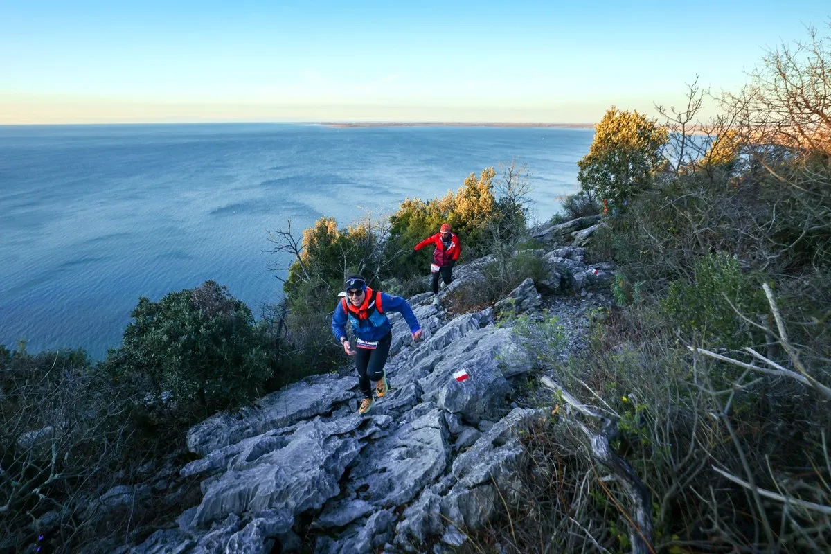 Der S1 Trail Corsa della Bora verläuft u.a. auch entlang der Küste