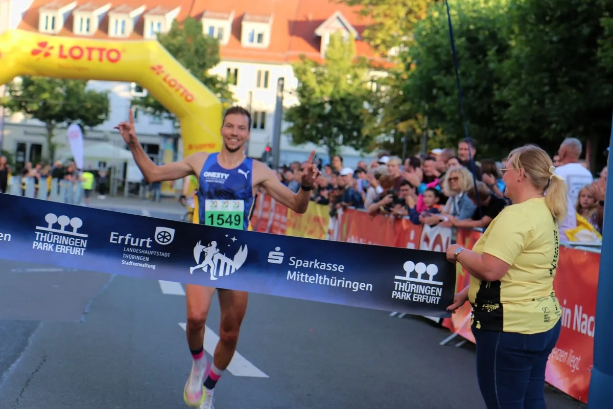 Erfurter Nachtlauf 2025: Marcel Bräutigam ließ über 5 Kilometer nichts anbrennen.