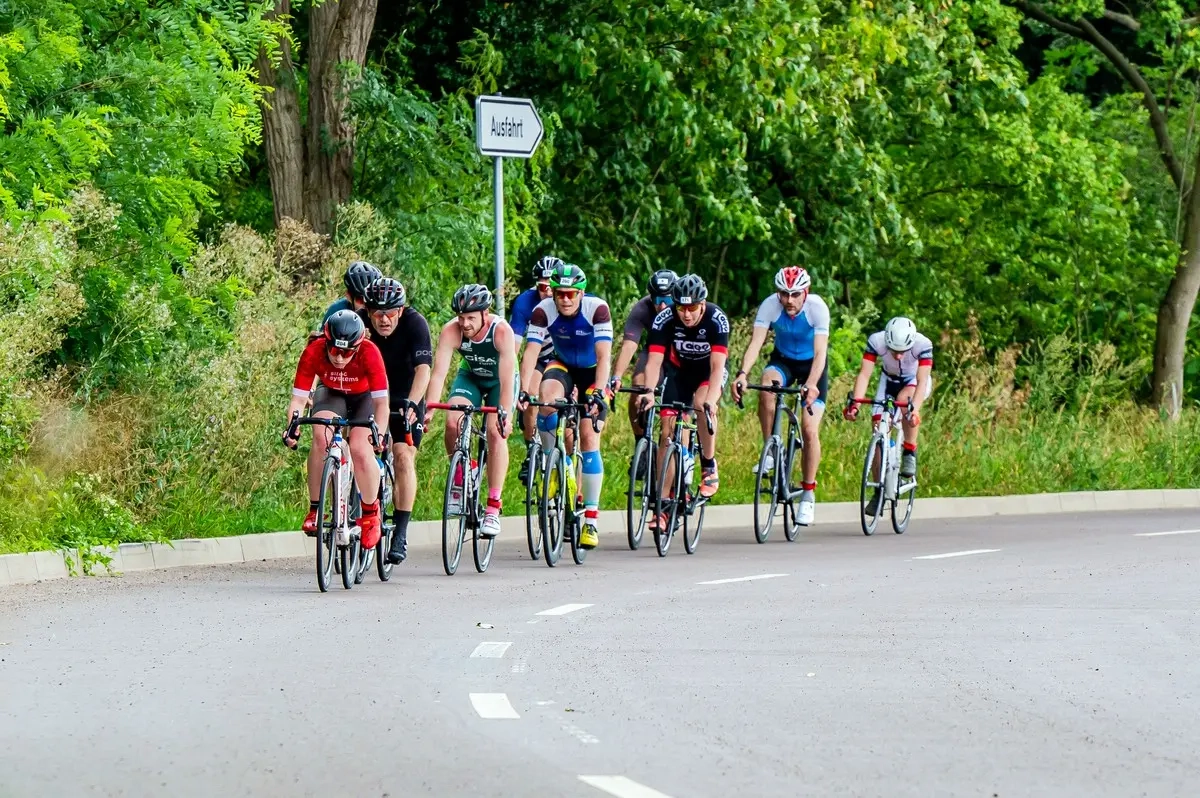 Radfahrer beim Halle-Triathlon