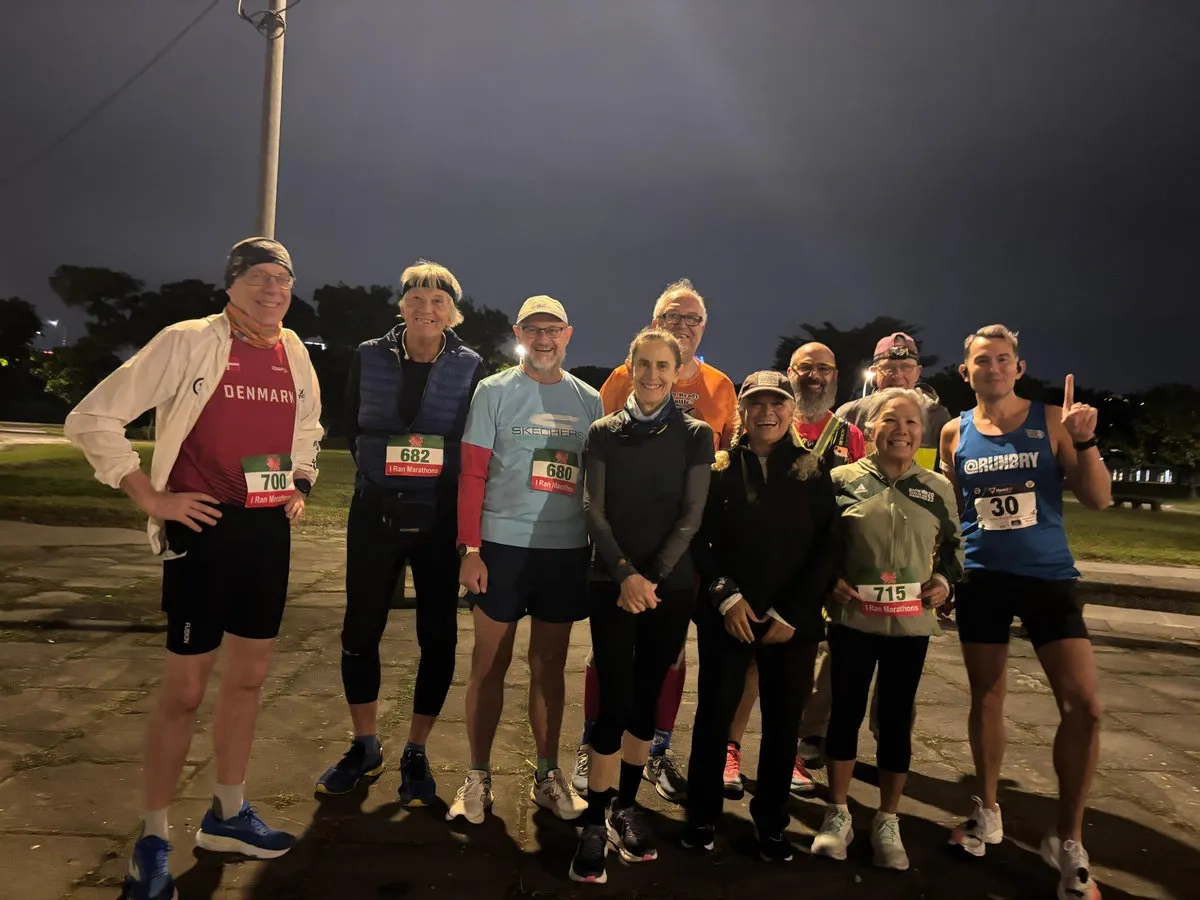 Am Foto (v.l.n.r.): der Autor, Klaus, Parvaneh, Pieter, Sally, Chau, Thomas, Michael, Henry) Taiwan Marathon 10: Startfoto