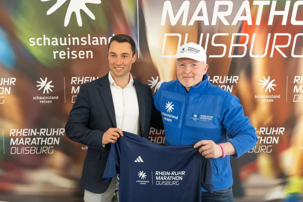 Rhein-Ruhr-Marathon Duisburg 2026: Steffen Kassner (Geschäftsführer von schauinsland-reisen) und Joey freuen sich über die neue Partnerschaft.