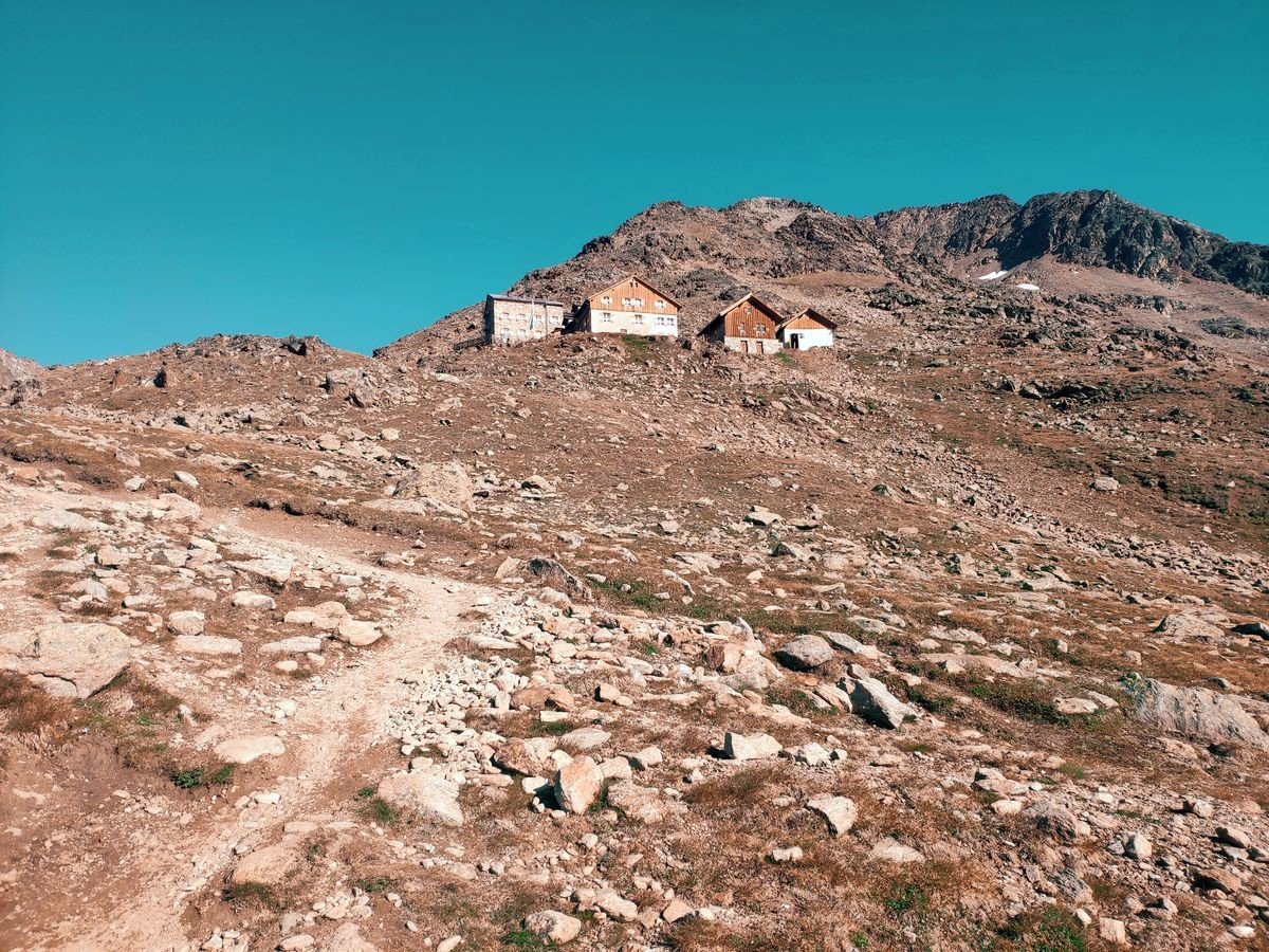 Eine Hüttenübernachtung ist bei der Breslauer Hütte möglich
