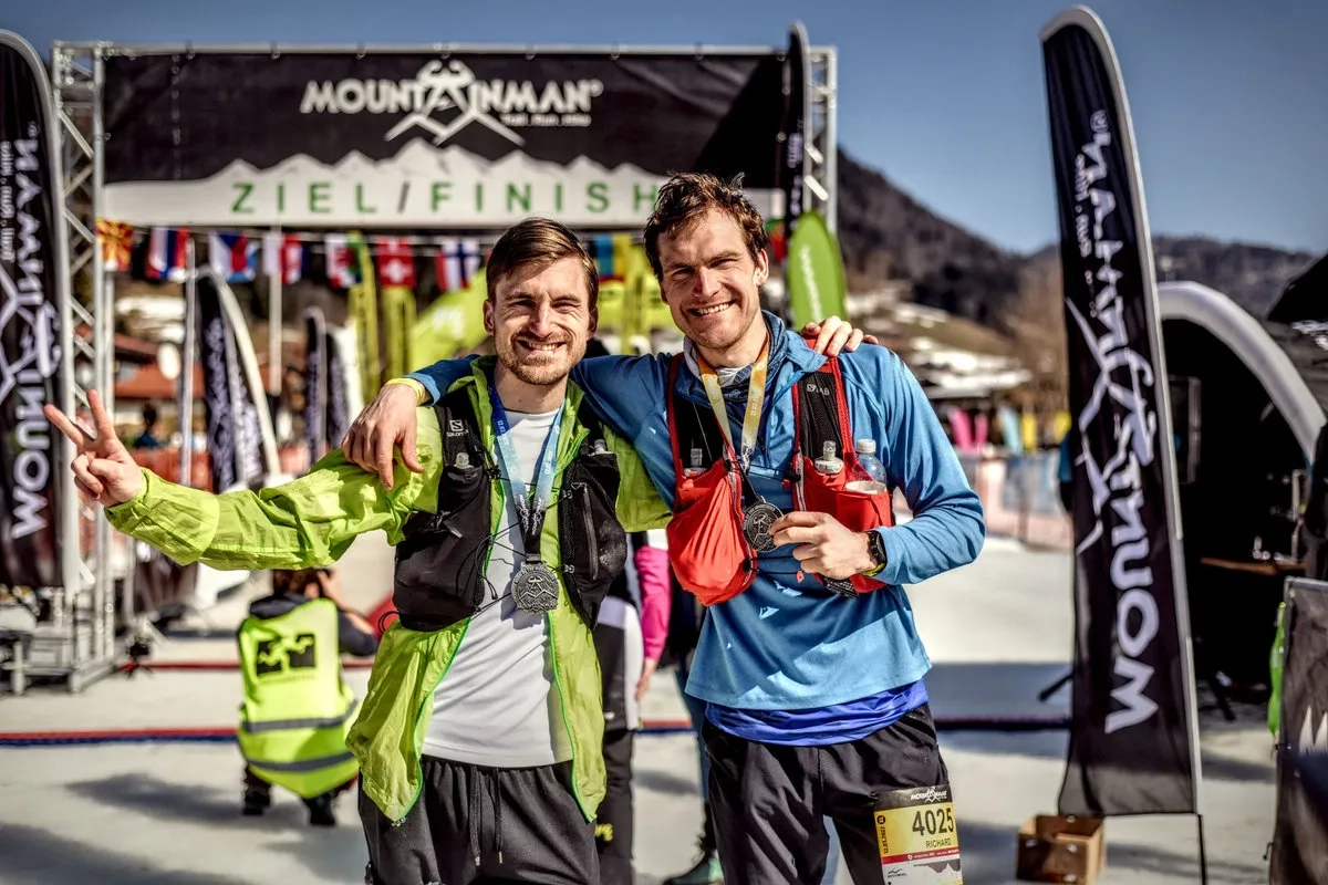 MOUNTAINMAN Wintertrail Reit im Winkl: Glückliche Teilnehmer im Ziel.