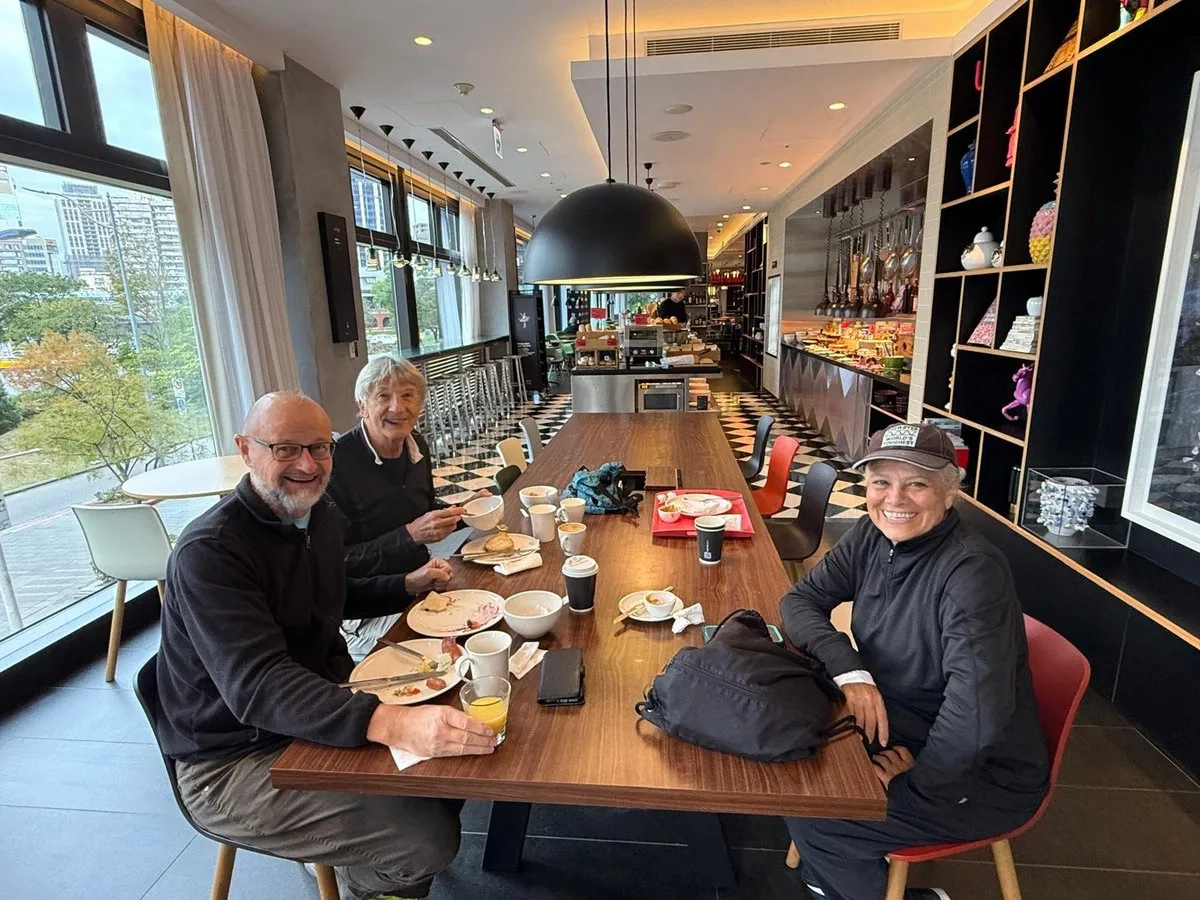 Taiwan Marathon 04: Mit Peter und Parvaneh beim Frühstück im Hotel in Taipeh. Taiwan Marathon 04: Mit Peter und Parvaneh beim Frühstück im Hotel in Taipeh.