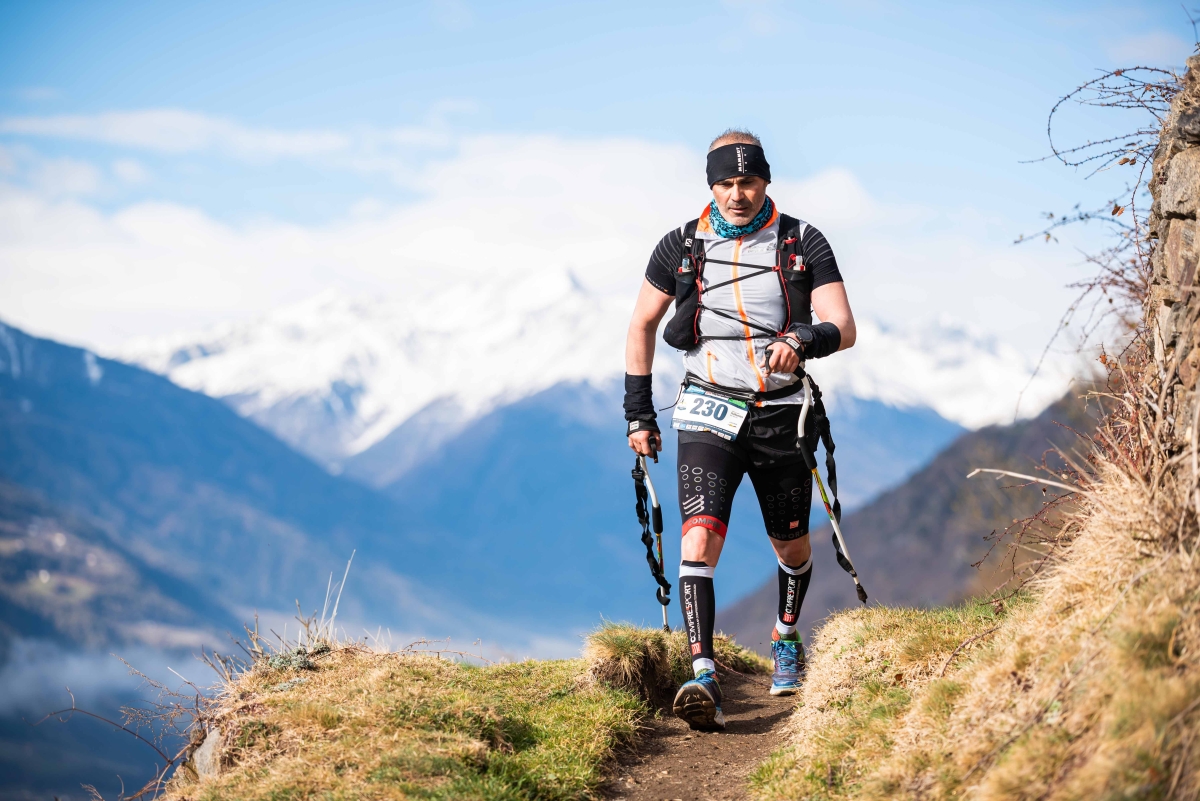 Weißbedeckte Berge im Hintergrund beim Alpenplus Ötzi Trailrun Naturns