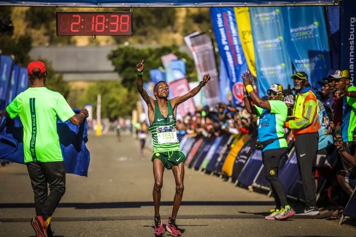 Soweto Marathon 2024: Khonkhobe tanzt im Ziel