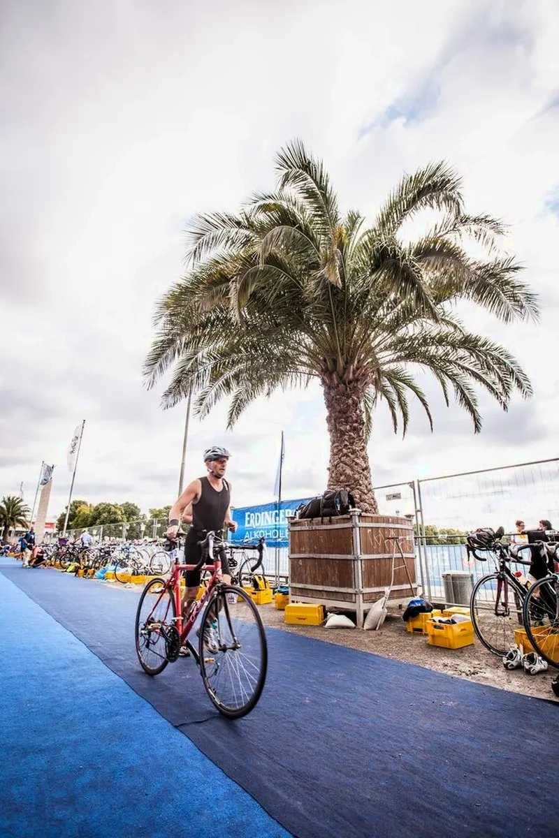 Die Wechselzone beim Maschsee Triathlon Hannover