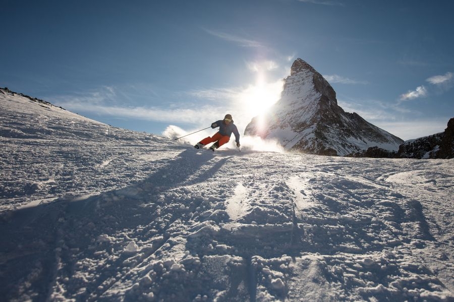 Skifahren mit dem Matterhorn im Hintergrund in Zermatt-Matterhorn. Foto: Pascal Gertschen