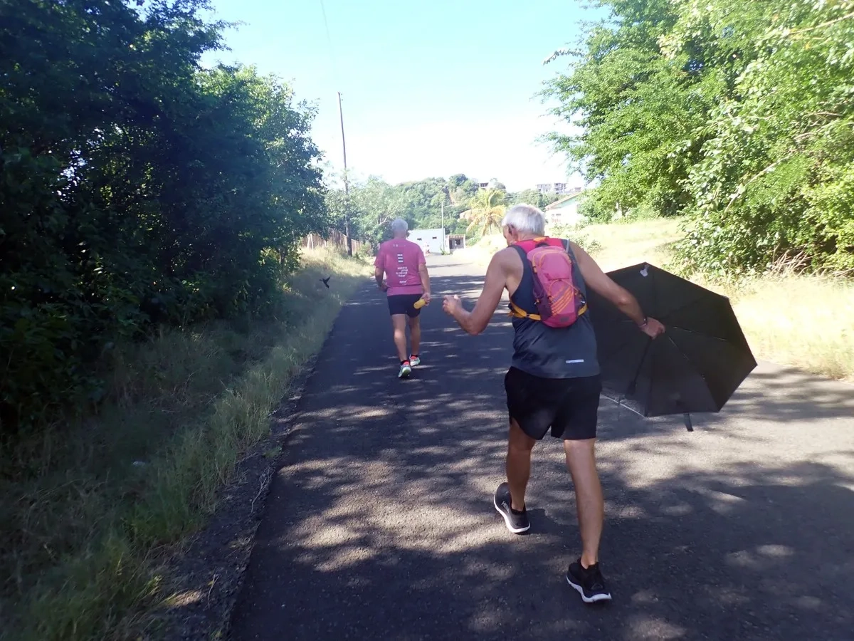 Eastern Caribbean Marathon Challenge: Jay Johnson und Juhani Aho von hinten gesehen