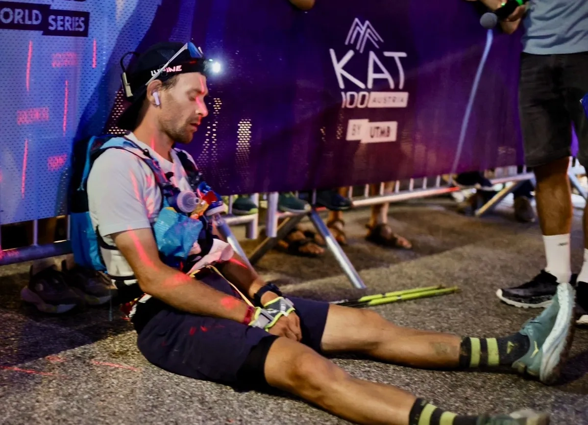 KAT100 by UTMB 2025: David Wöhrer völlig entkräftete im Ziel.