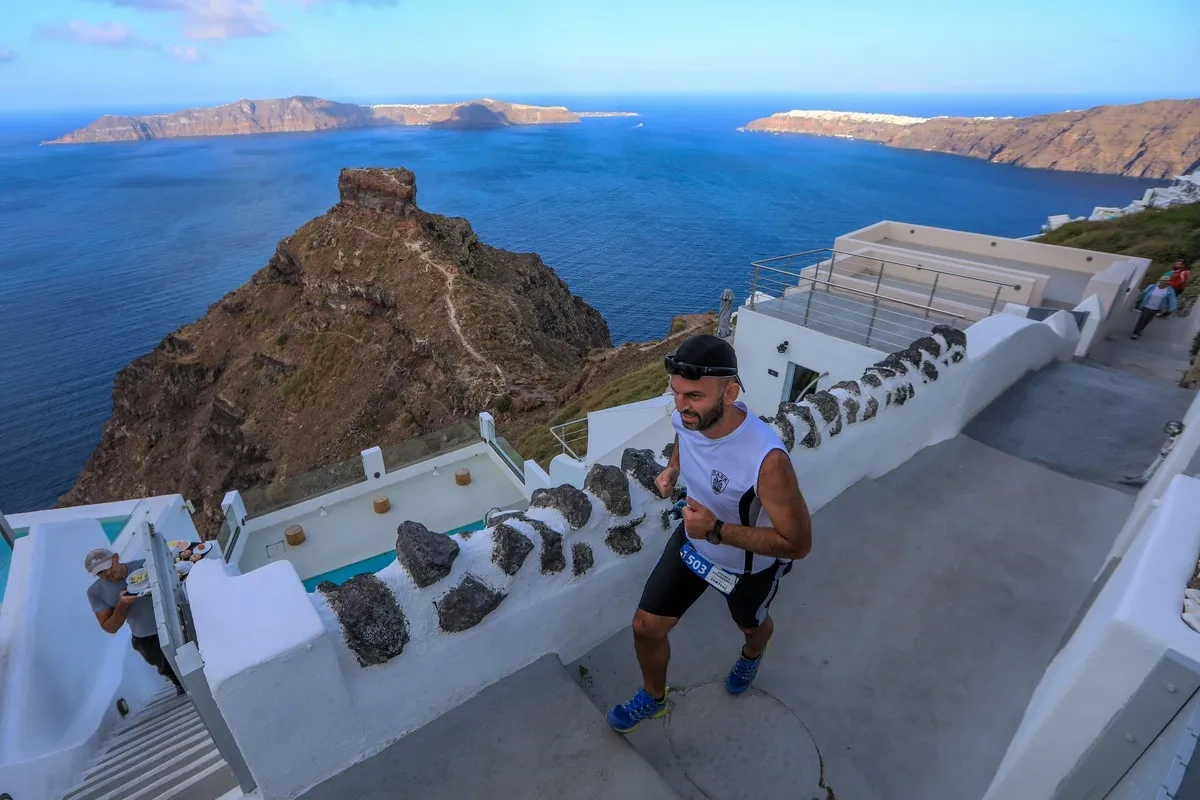 Santorini Experience 2025: Läufer am Skaros Felsen
