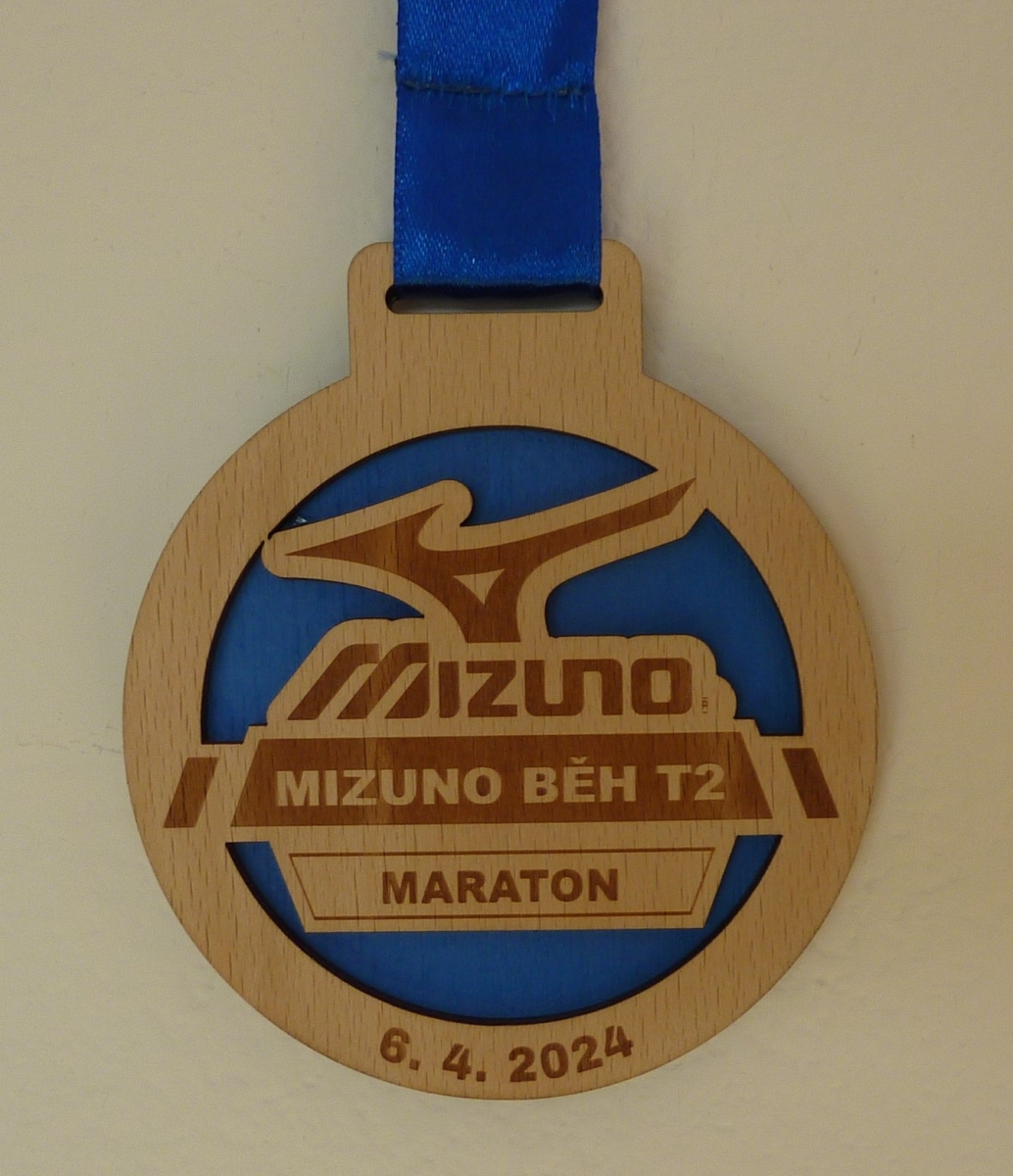 Budějovice Marathon 2024: Medaille aus Holz