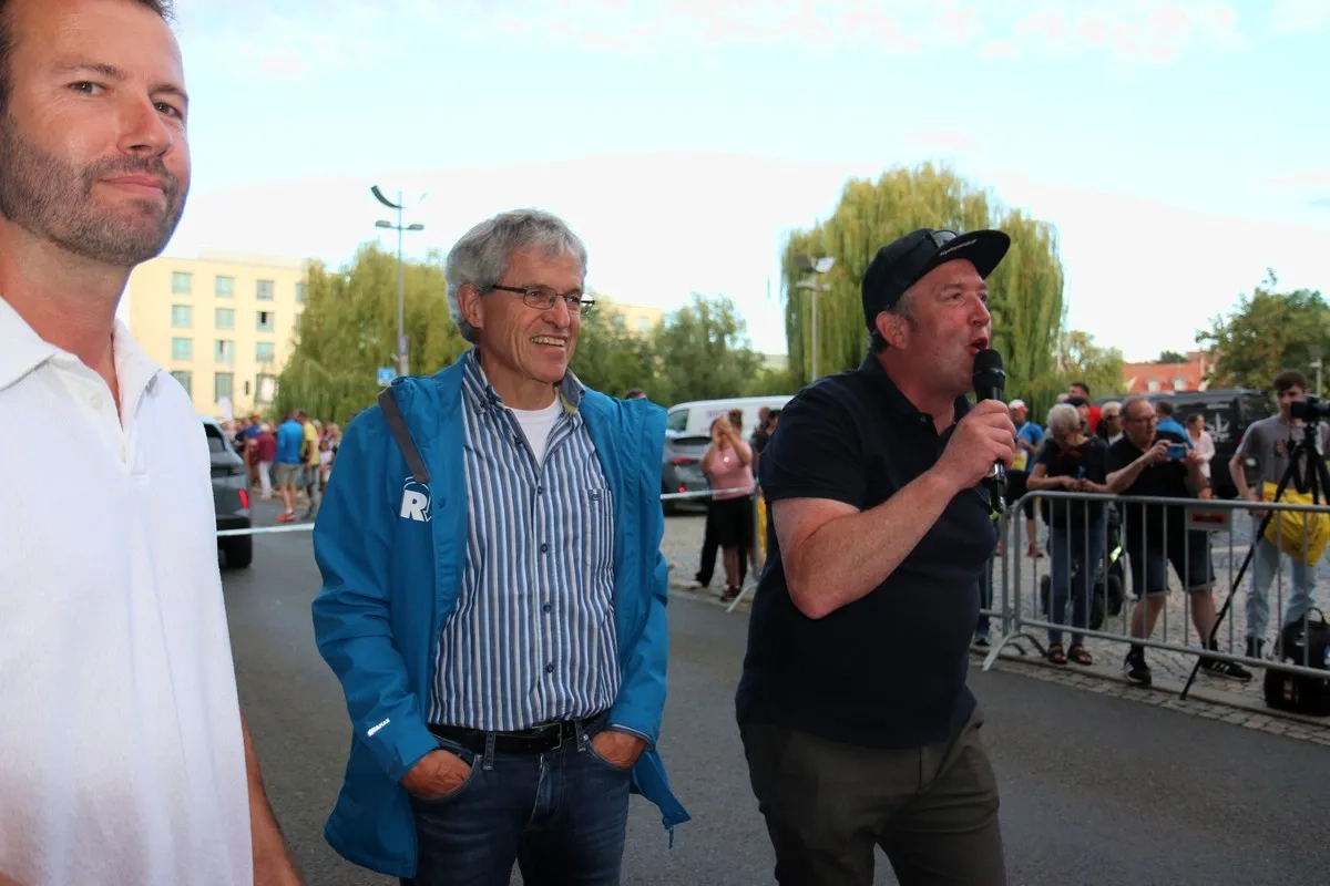 Erfurter Nachtlauf 2025: Am Start sorgte Sprecher René Pfeiffer für Stimmung.