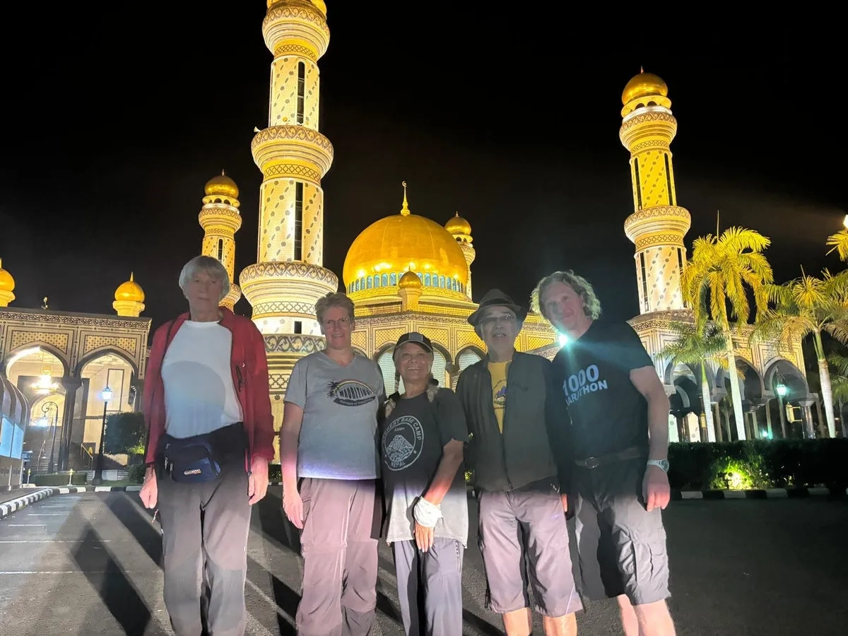 Stopp bei der Jame' Asr Hassanil Bolkiah Moschee; v. l. n. r.: der Autor, Doris, Parvaneh, Toshinori und Mario.