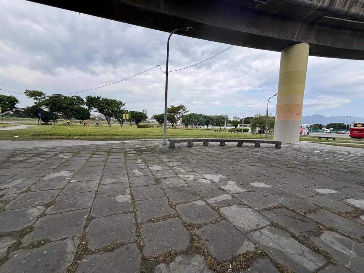 Taiwan Marathon 07: Stützpunkt unter Brücken Taiwan Marathon 07: Stützpunkt unter Brücken