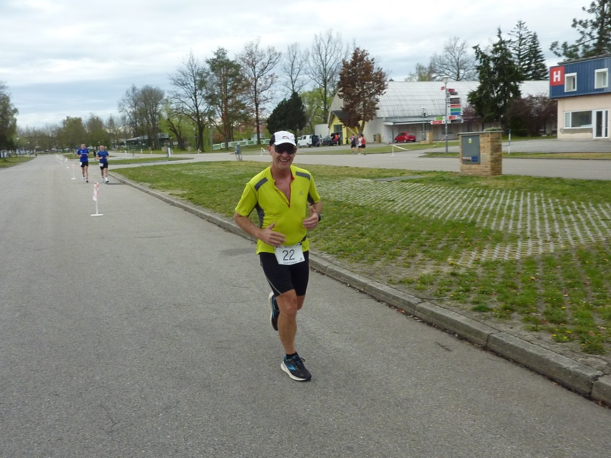 Dietmar Pruckner spult unbeeindruckt vom Wetter seine 24 Runden in 11-Minutenzeiten ab