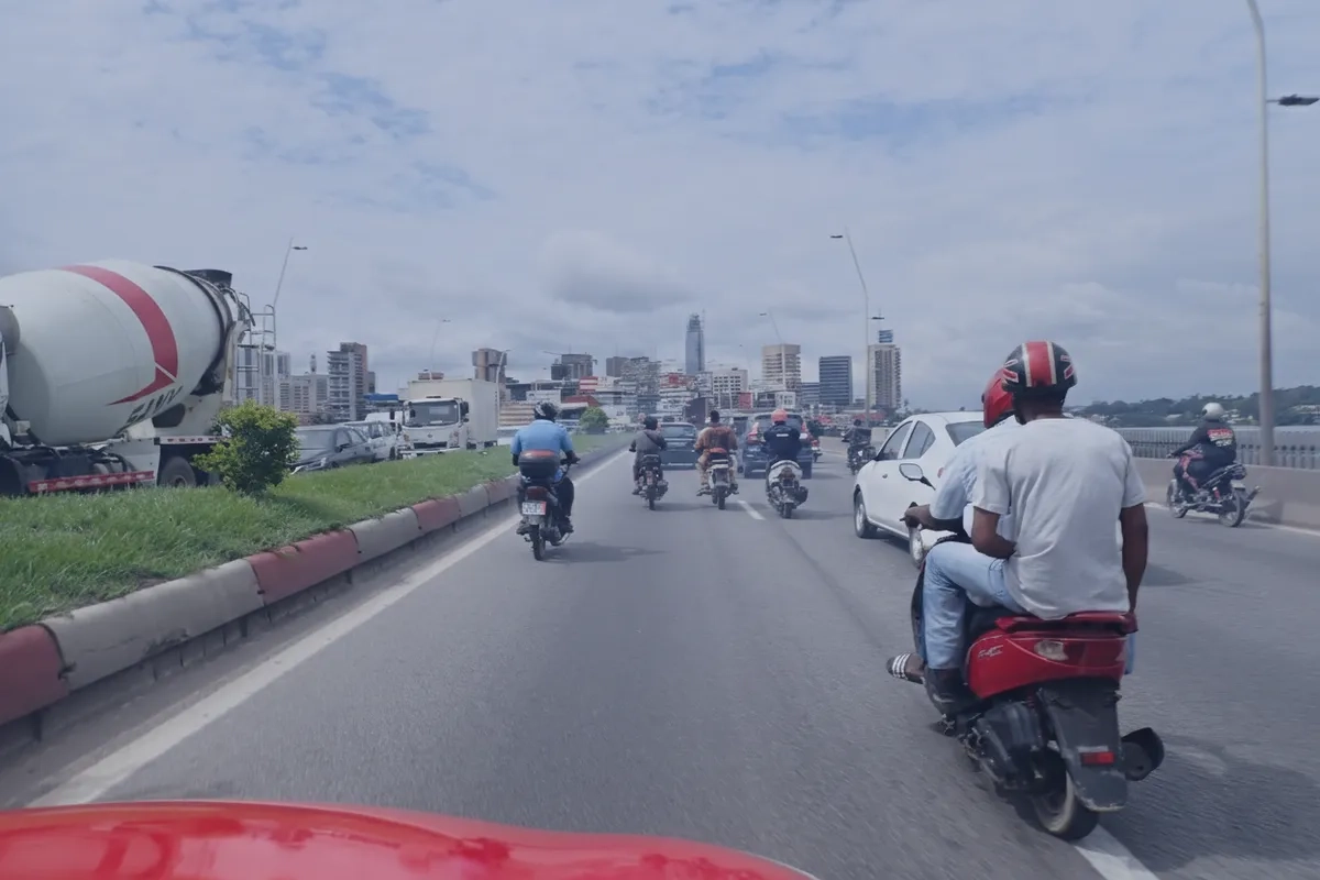 Fahrt in die City von Abidjan, die Umweltverschmutzung ist riech- und sichtbar