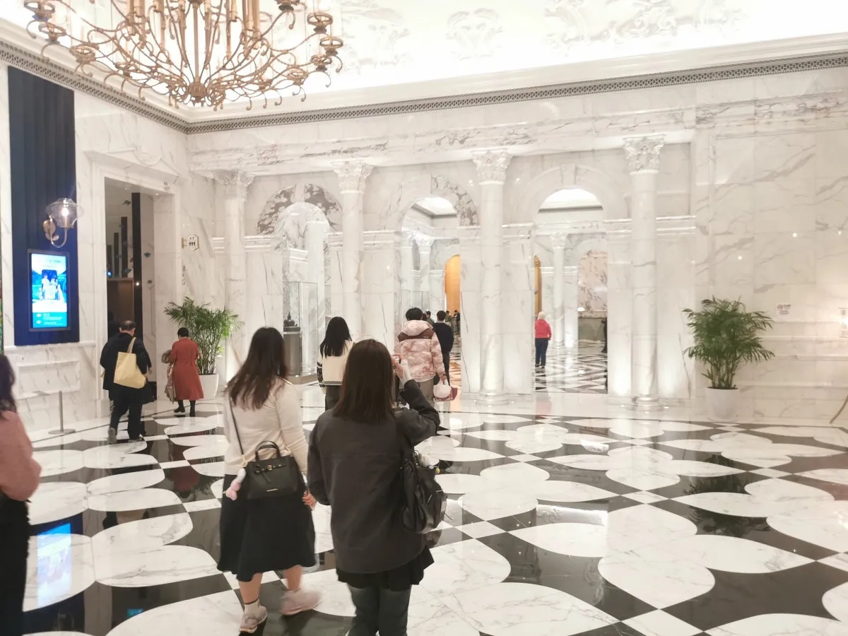 In Macau führt der Weg zur Busstation unweigerlich mitten durch die Marmorpaläste der großen Casinos und Resorts.