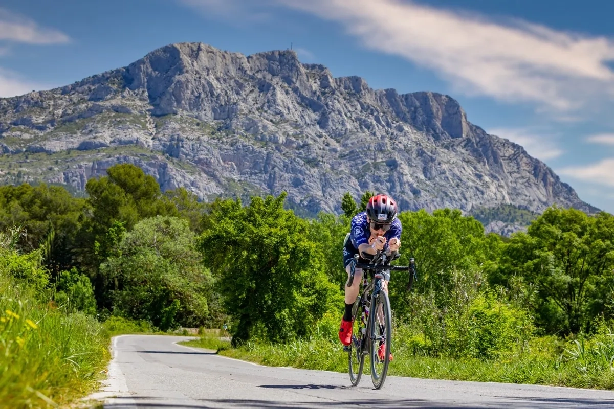 Ein Radfahrer beim IRONMAN 70.3 Aix-en-Provence 2025 (Foto © Getty Images for IRONMAN) Ein Radfahrer beim IRONMAN 70.3 Aix-en-Provence 2025 (Foto © Getty Images for IRONMAN)