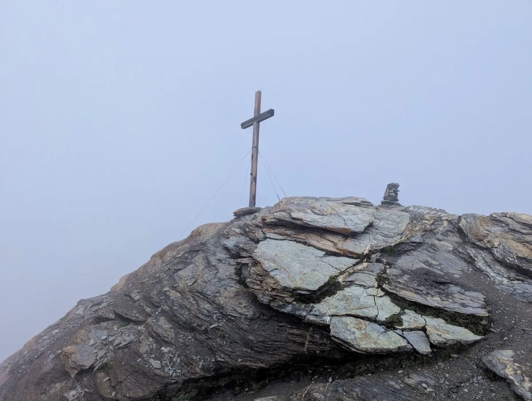 Sasseneire Gipfelkreuz im August 2025 Sasseneire Gipfelkreuz im August 2025