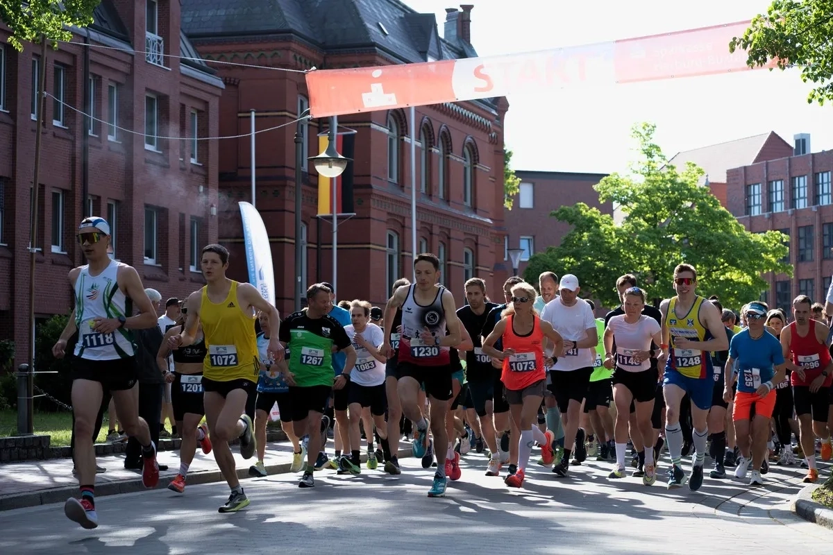 Stadt- und Deichlauf Winsen 2025: Start Erwachsene (Foto: © Veranstalter) Stadt- und Deichlauf Winsen 2025: Start Erwachsene (Foto: © Veranstalter)
