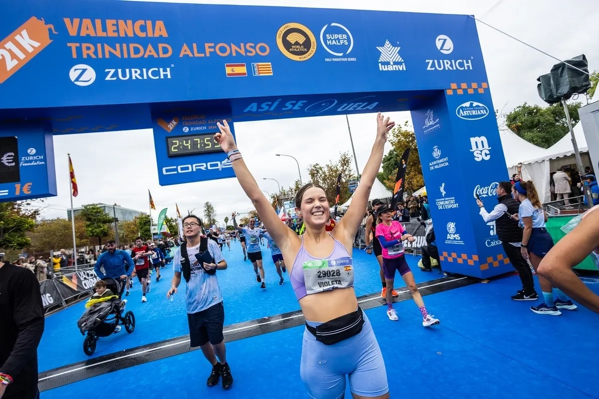 Zieleinlauf beim Valencia Halbmarathon 2024 (Foto: © Veranstalter) Zieleinlauf beim Valencia Halbmarathon 2024 (Foto: © Veranstalter)