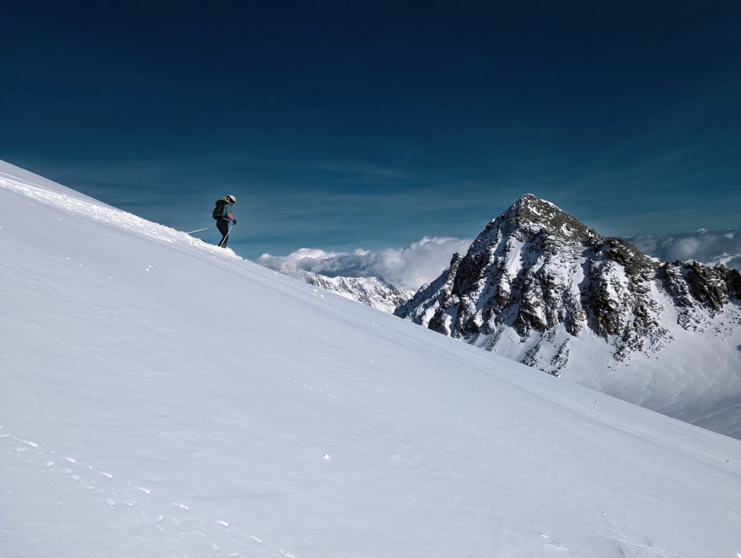 Skitour Zwieselbacher Rosskogel 14: Eine Skitourengeherin bei der Abfahrt Skitour Zwieselbacher Rosskogel 14: Eine Skitourengeherin bei der Abfahrt
