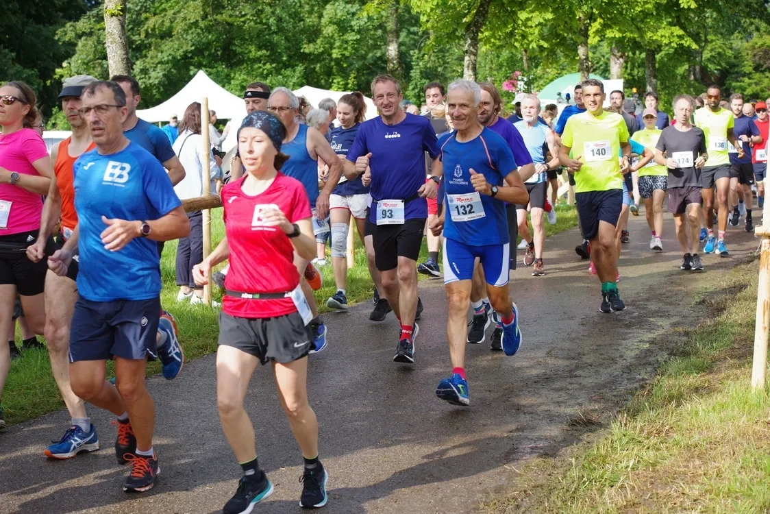 Allgäu Volkslauf Leutkirch 2023: Start 10 km (© Veranstalter) Allgäu Volkslauf Leutkirch 2023: Start 10 km (© Veranstalter)