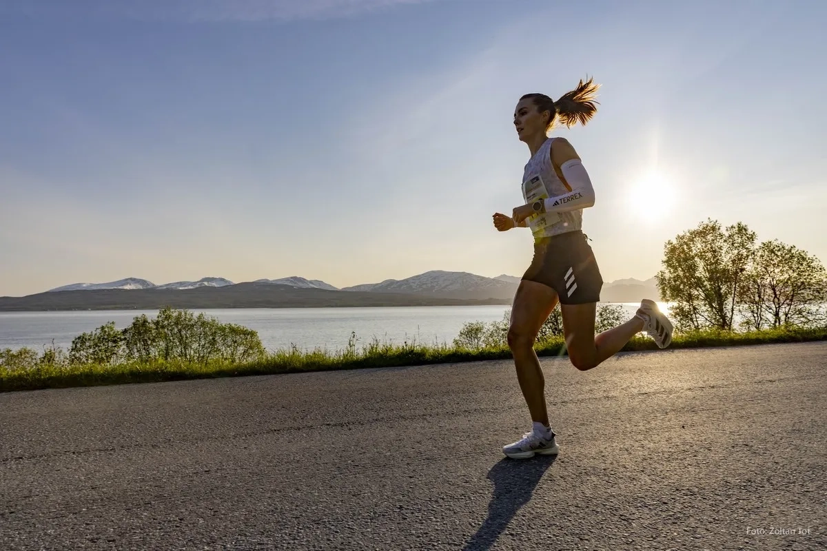 Eine Läuferin beim Tromsø Midnight Sun Marathon (Foto: © Zoltan Tot) Eine Läuferin beim Tromsø Midnight Sun Marathon (Foto: © Zoltan Tot)