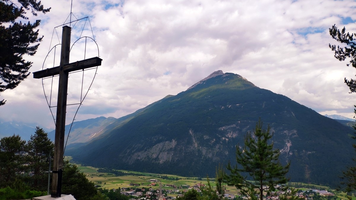 Wetterkreuz Imst mit Tschirgant im Hintergrund Wetterkreuz Imst mit Tschirgant im Hintergrund