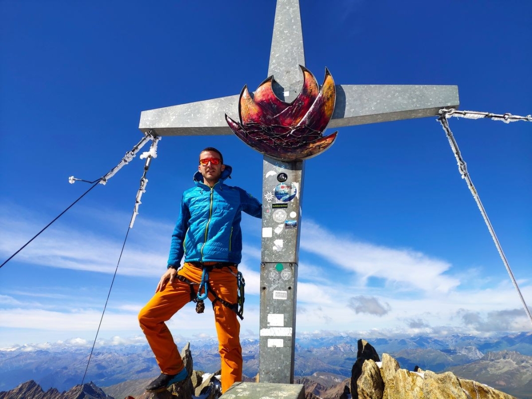 Weisskugel Normalweg 36: Nach einer kurzen, einfach Gratkletterei (I) Ist der Gipfel der Weißkugel erreicht Weisskugel Normalweg 36: Nach einer kurzen, einfach Gratkletterei (I) Ist der Gipfel der Weißkugel erreicht