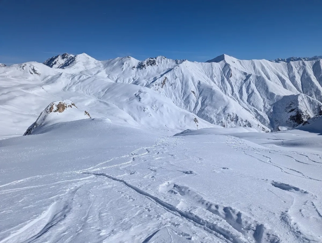 Skitour Unterer Malfragkopf 10: Blick zurück auf herrliche Abfahrtshänge. Skitour Unterer Malfragkopf 10: Blick zurück auf herrliche Abfahrtshänge.