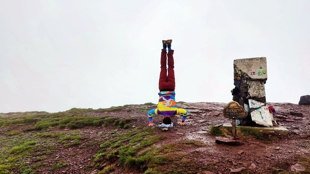 Wandern Midschur 14: Kopfstand am höchsten Punkt Serbiens. Weitsicht hatten wir bei dem Wetter leider keine. Wandern Midschur 14: Kopfstand am höchsten Punkt Serbiens. Weitsicht hatten wir bei dem Wetter leider keine.