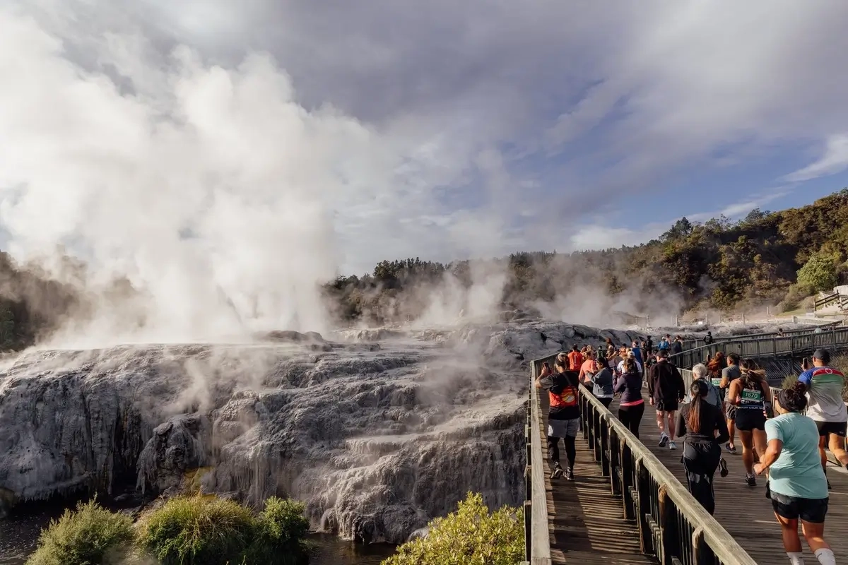 Ein beeindruckendes Ambiente beim Rotorua Marathon 2025 (Foto: © Athletics New Zealand) Ein beeindruckendes Ambiente beim Rotorua Marathon 2025 (Foto: © Athletics New Zealand)