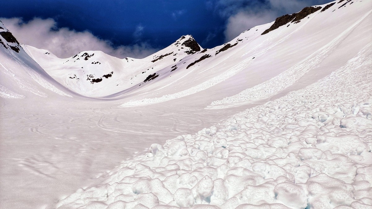 Sulzkogel Skitour 18: Zahlreiche kleine Schneebretter nun im Flachabschnitt Richtung Sulzkogel, der rechts bereits in Sicht ist. Sulzkogel Skitour 18: Zahlreiche kleine Schneebretter nun im Flachabschnitt Richtung Sulzkogel, der rechts bereits in Sicht ist.