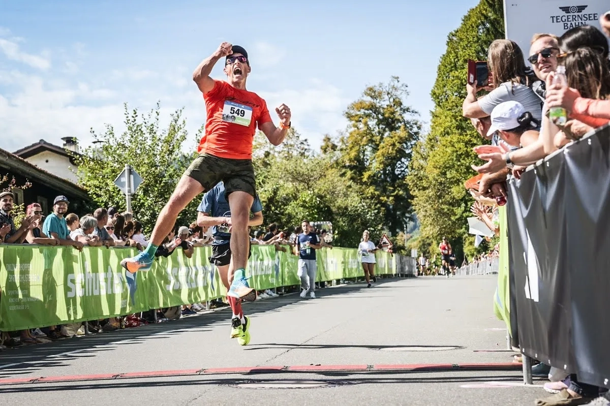 Jubel im Ziel beim Tegernseelauf 2023 (Foto: © Sportograf) Jubel im Ziel beim Tegernseelauf 2023 (Foto: © Sportograf)