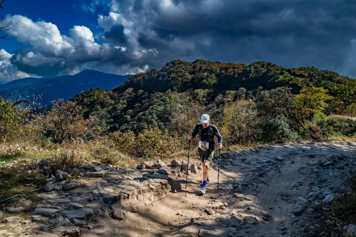Himalayan 100 Miles Stage Race 2025: Aufstieg nach Sandakphu auf der 1. Etappe (© Himalayan Run & Trek) Himalayan 100 Miles Stage Race 2025: Aufstieg nach Sandakphu auf der 1. Etappe (© Himalayan Run & Trek)
