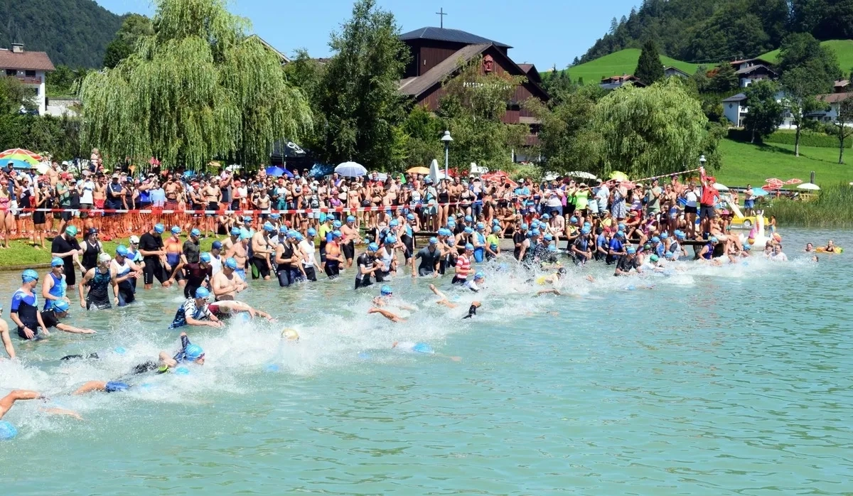 Thiersee Triathlon 2024: Rund um den türkisgrünen Thiersee versammelten sich über 600 Athleten (Foto: © Tri & Run Thiersee) Thiersee Triathlon 2024: Rund um den türkisgrünen Thiersee versammelten sich über 600 Athleten (Foto: © Tri & Run Thiersee)