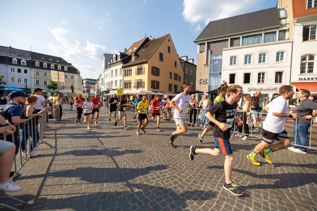 Firmenlauf Saarbrücken 2023, Foto: Norbert Wilhelmi / Bildrechte: n plus sport GmbH Firmenlauf Saarbrücken 2023, Foto: Norbert Wilhelmi / Bildrechte: n plus sport GmbH