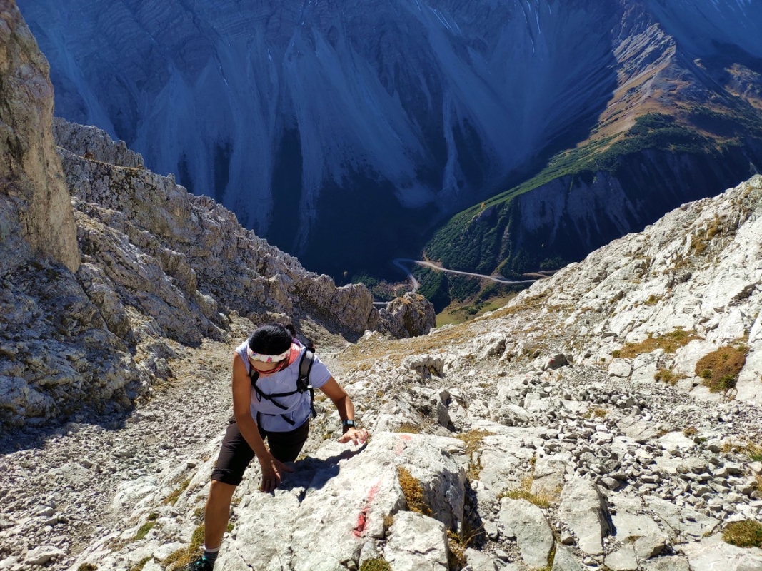 Maldongrat 04: Nun auf anspruchsvollem Gelände entlang. Maldongrat 04: Nun auf anspruchsvollem Gelände entlang.