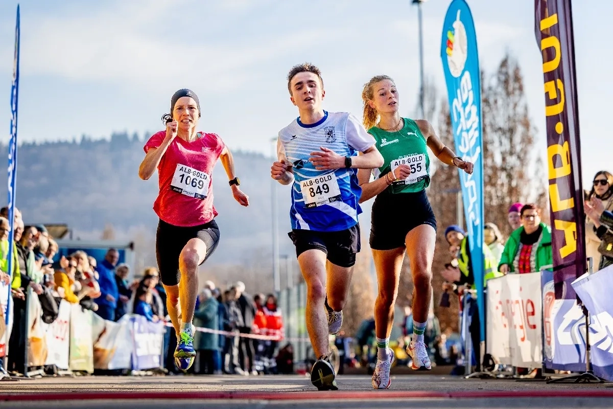 ALB-Gold Winterlaufcup 2025: Kampf um die Plätze (Foto: © BeLA-Sportfotos) ALB-Gold Winterlaufcup 2025: Kampf um die Plätze (Foto: © BeLA-Sportfotos)