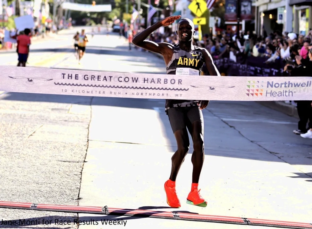 Great Cow Harbor 10-Kilometer Run 2025: Sieger Anthony Rotich (Foto: © Monti Jane) Great Cow Harbor 10-Kilometer Run 2025: Sieger Anthony Rotich (Foto: © Monti Jane)