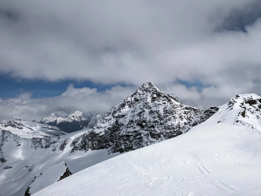 Innere Schwarze Schneide vom Linken Fernerkogel aus fotografiert (2024) Innere Schwarze Schneide vom Linken Fernerkogel aus fotografiert (2024)