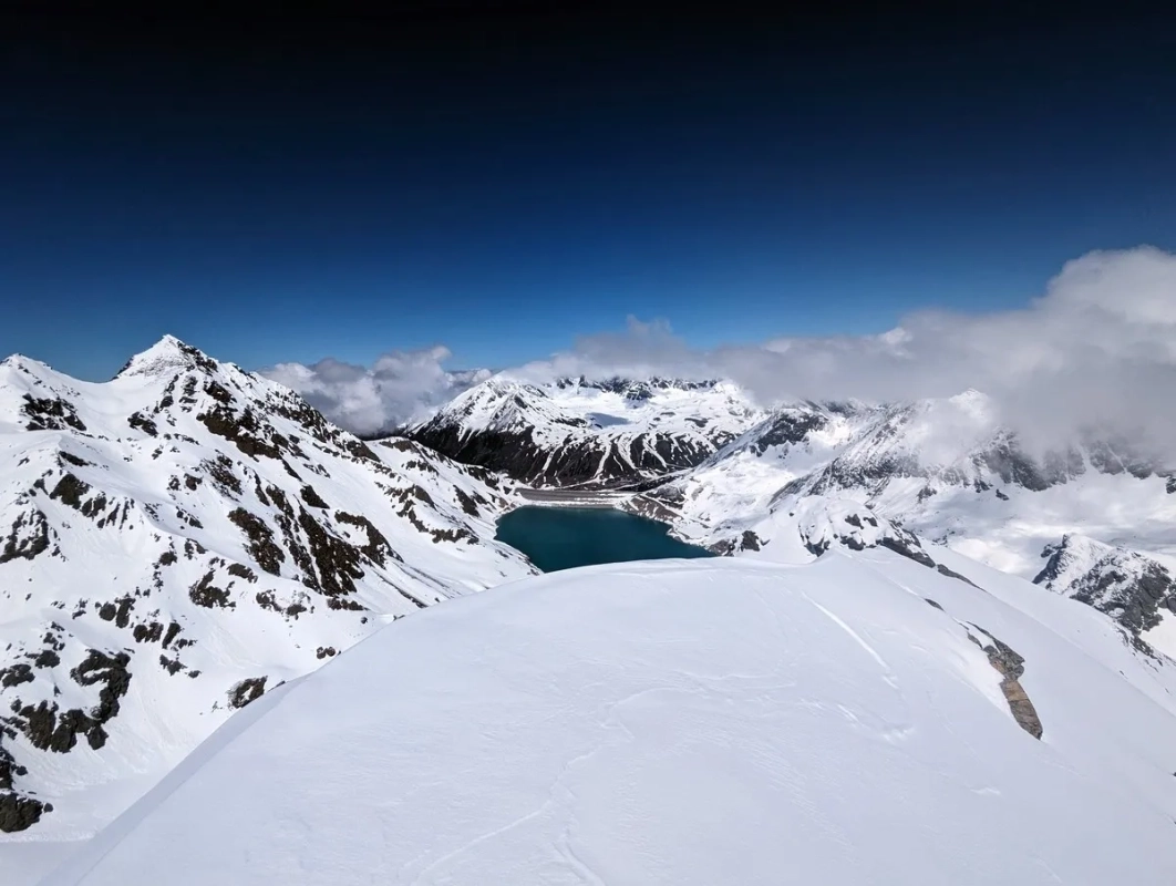Skitour Schartenkopf 42: Blick vom Gipfel ins Tal mit dem Speichersee. Skitour Schartenkopf 42: Blick vom Gipfel ins Tal mit dem Speichersee.