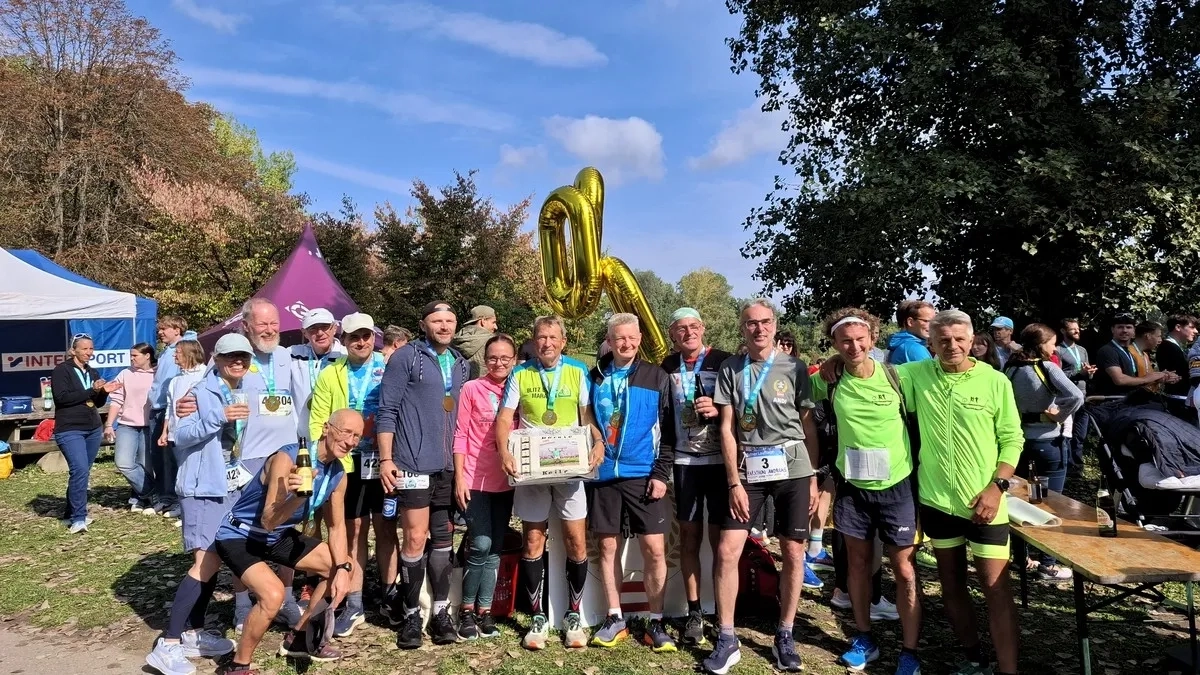 Tullner Lauftage 2025: Der 300er inmitten der 100 Marathon Club Mitglieder (Foto: © Bernhard Keiler) Tullner Lauftage 2025: Der 300er inmitten der 100 Marathon Club Mitglieder (Foto: © Bernhard Keiler)