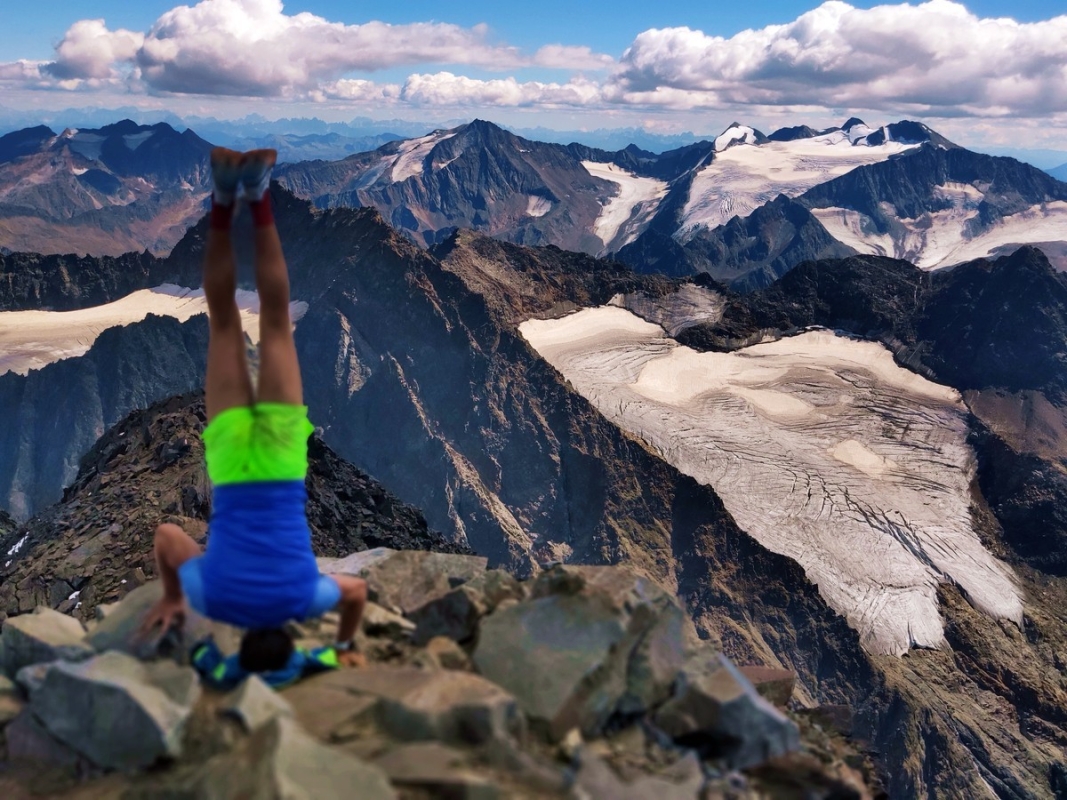 Schrankogel 36: Kopfstand-Foto mit Gletscher im Hintergrund. Schrankogel 36: Kopfstand-Foto mit Gletscher im Hintergrund.