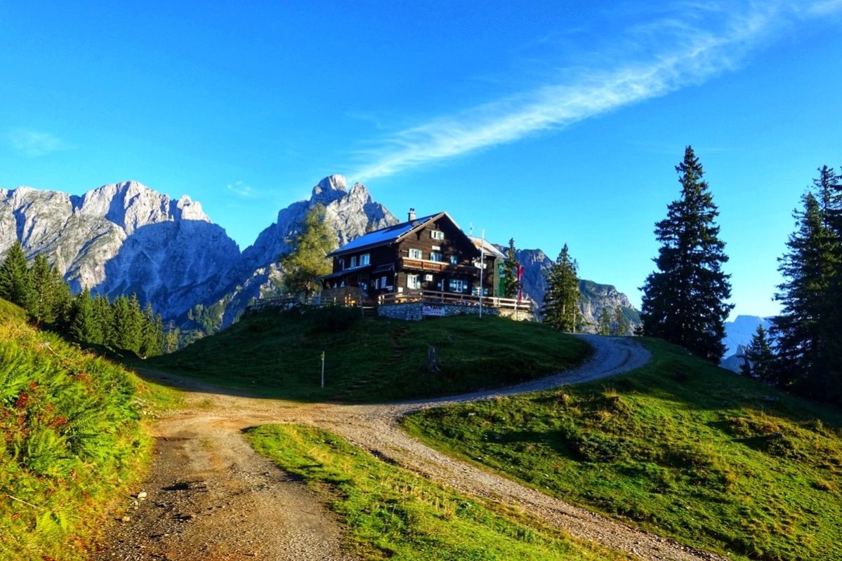 03: Die Mödlinger Hütte mit dem Admonter Reichenstein im Hintergrund 03: Die Mödlinger Hütte mit dem Admonter Reichenstein im Hintergrund